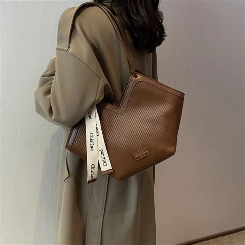 Love Design Tote Bag, Trendy Large Capacity Shoulder Bag, Faux Leather Simple Bag for Women Work Purses and Handbags