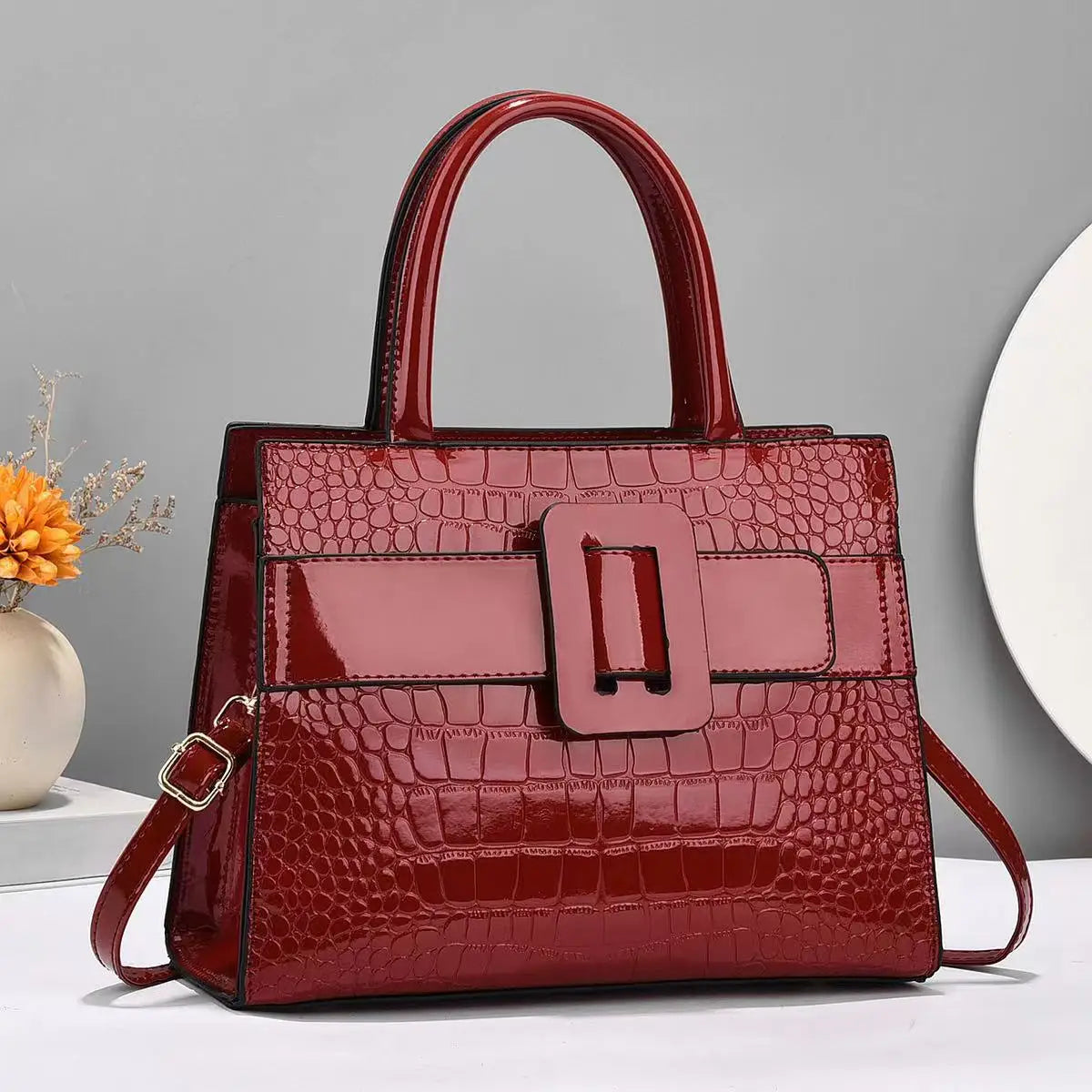 Bright leather crossbody bag, trendy and versatile commuting bag, stylish and atmospheric handbag