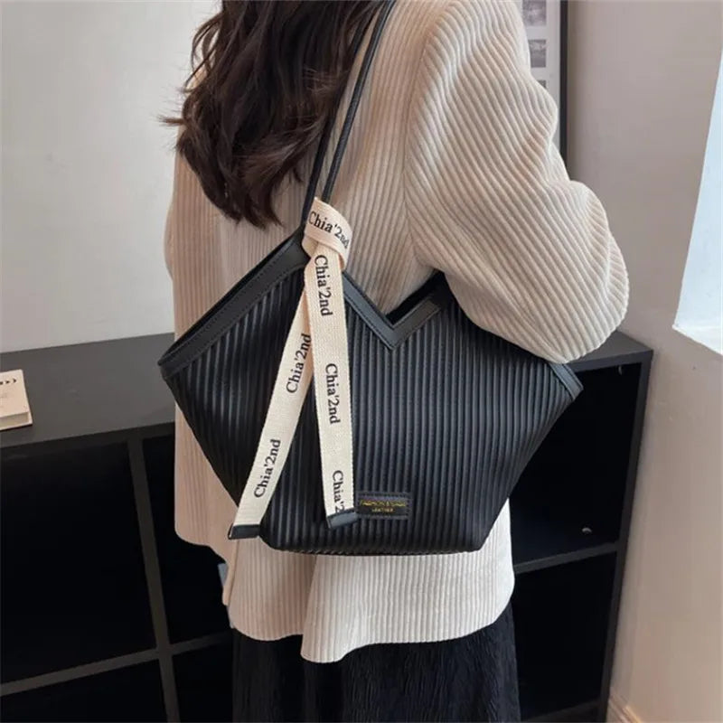 Love Design Tote Bag, Trendy Large Capacity Shoulder Bag, Faux Leather Simple Bag for Women Work Purses and Handbags