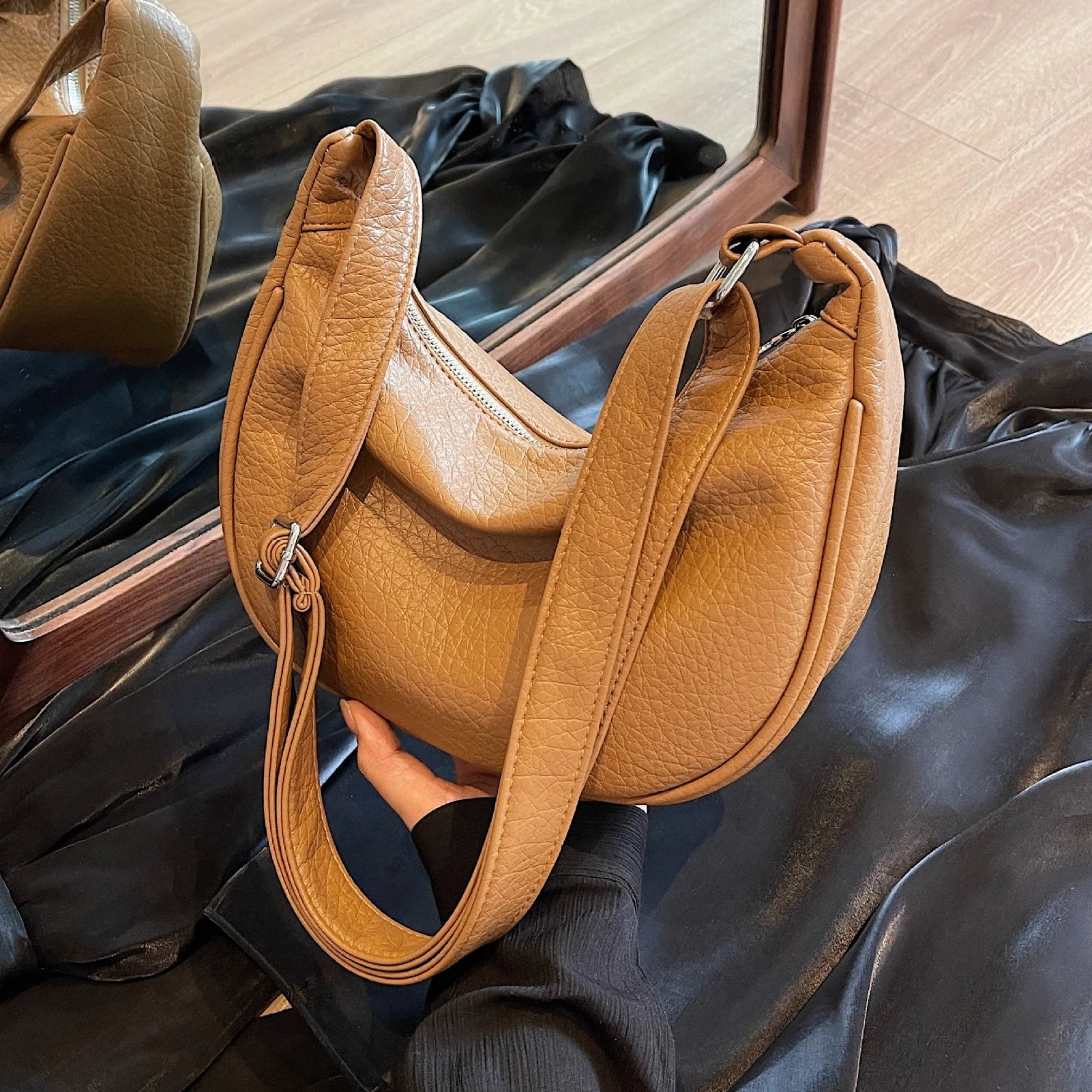 Solid Color Hobos Bag For Women Large Capacity Travel Crossbody Bag Female Half Moon Shoulder Bag Ladies Daily Fanny Packs