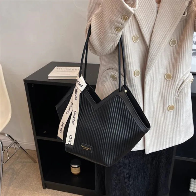 Love Design Tote Bag, Trendy Large Capacity Shoulder Bag, Faux Leather Simple Bag for Women Work Purses and Handbags