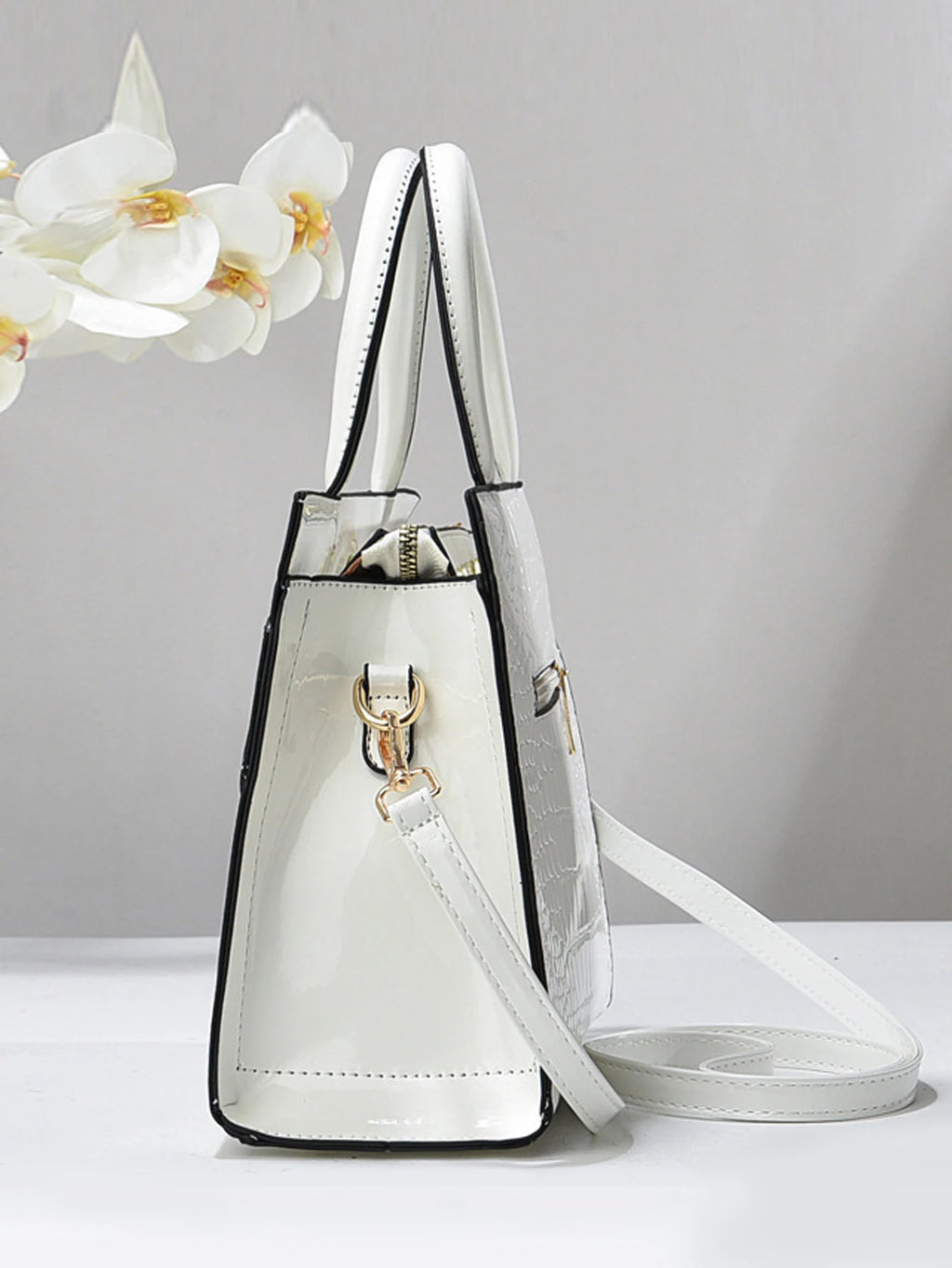 Bright leather crossbody bag, trendy and versatile commuting bag, stylish and atmospheric handbag