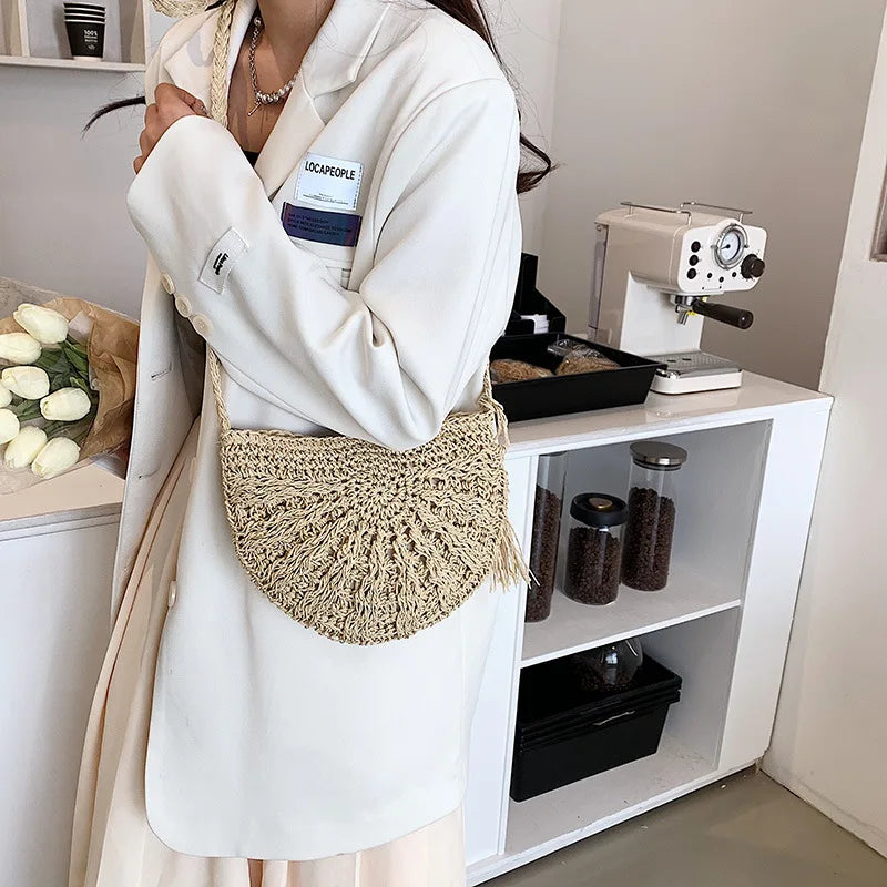 Fashion Semicircle Straw Woven Shoulder Crossbody Bag Travel Small Handbag Ladies Summer Handmade Rattan Tassel Design Beach Bag