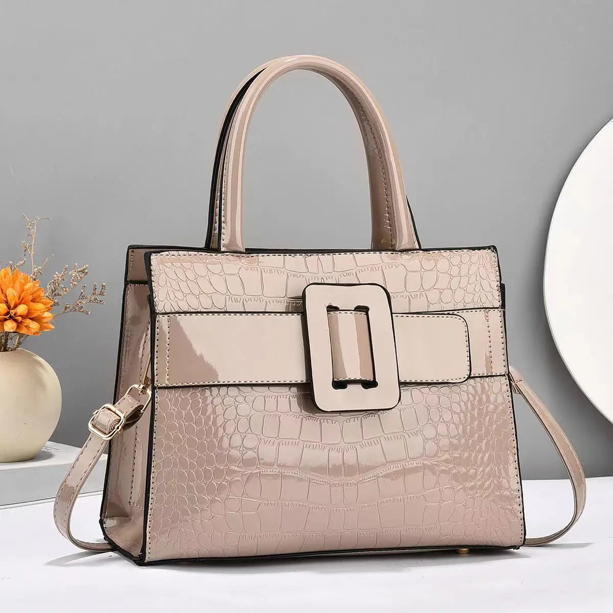 Bright leather crossbody bag, trendy and versatile commuting bag, stylish and atmospheric handbag