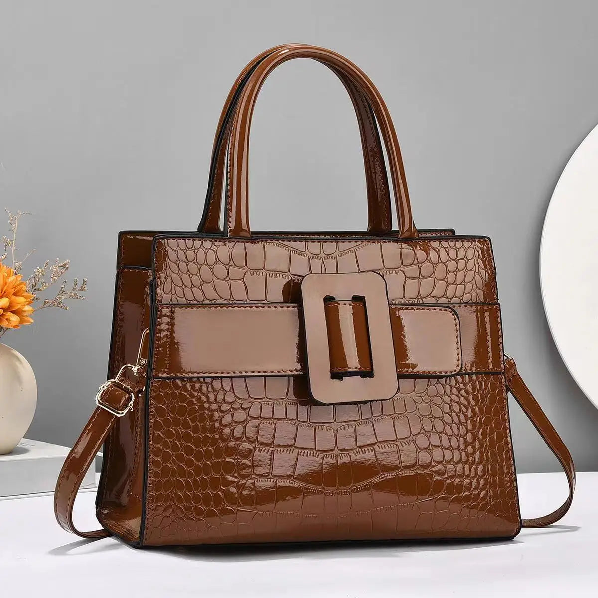 Bright leather crossbody bag, trendy and versatile commuting bag, stylish and atmospheric handbag