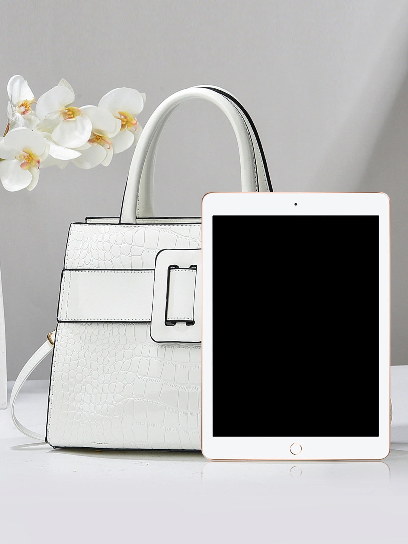 Bright leather crossbody bag, trendy and versatile commuting bag, stylish and atmospheric handbag