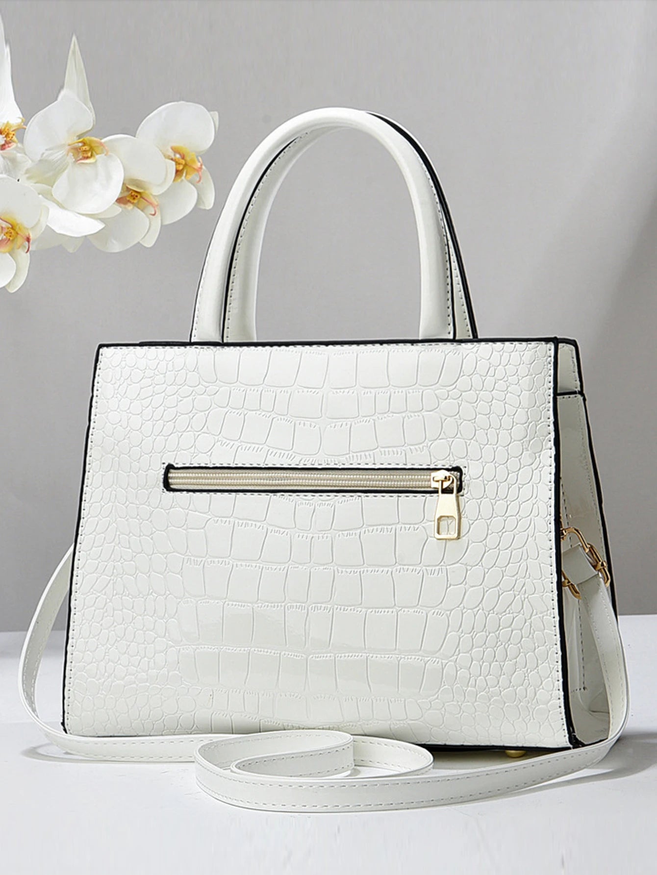 Bright leather crossbody bag, trendy and versatile commuting bag, stylish and atmospheric handbag