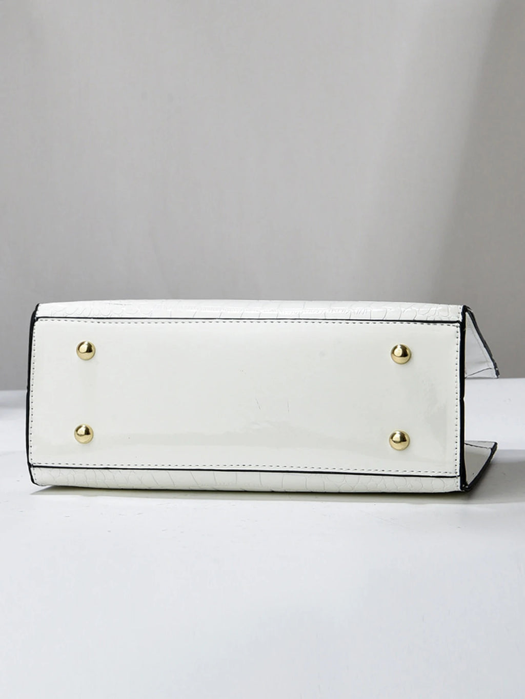 Bright leather crossbody bag, trendy and versatile commuting bag, stylish and atmospheric handbag