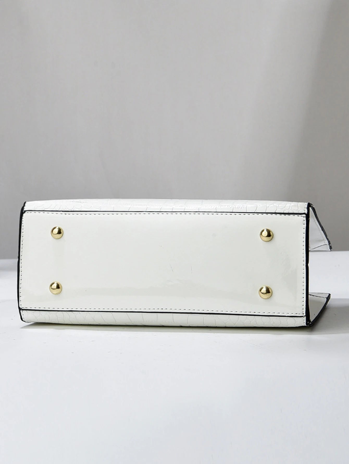 Bright leather crossbody bag, trendy and versatile commuting bag, stylish and atmospheric handbag