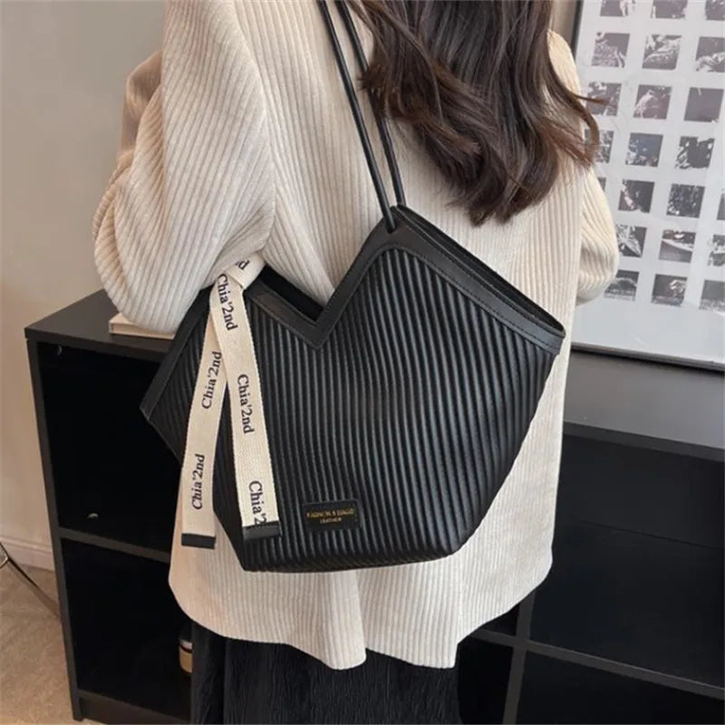 Love Design Tote Bag, Trendy Large Capacity Shoulder Bag, Faux Leather Simple Bag for Women Work Purses and Handbags