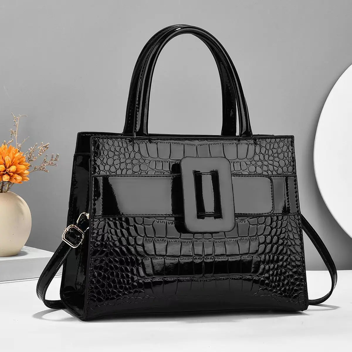 Bright leather crossbody bag, trendy and versatile commuting bag, stylish and atmospheric handbag