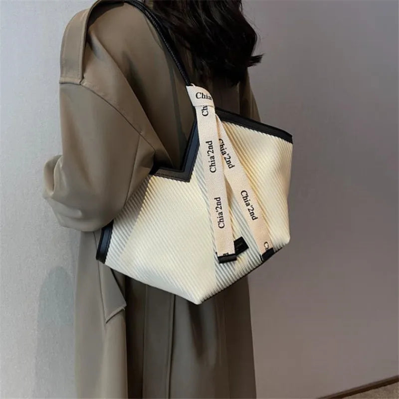 Love Design Tote Bag, Trendy Large Capacity Shoulder Bag, Faux Leather Simple Bag for Women Work Purses and Handbags