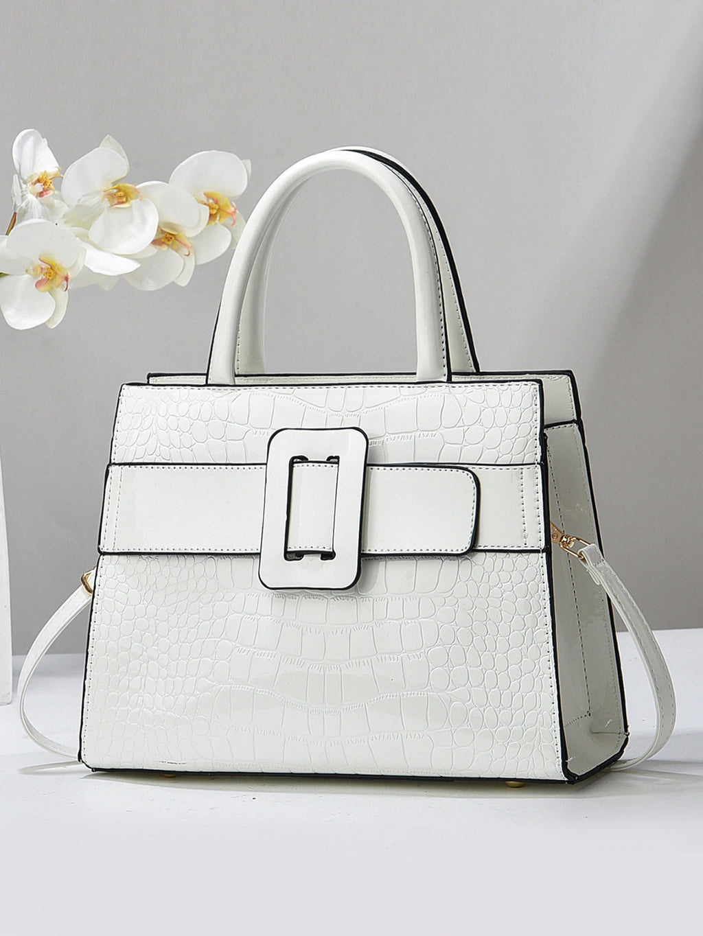 Bright leather crossbody bag, trendy and versatile commuting bag, stylish and atmospheric handbag