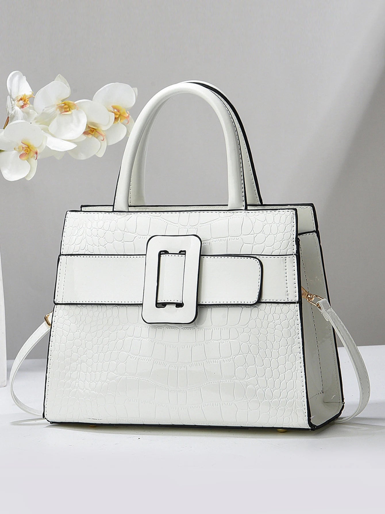 Bright leather crossbody bag, trendy and versatile commuting bag, stylish and atmospheric handbag