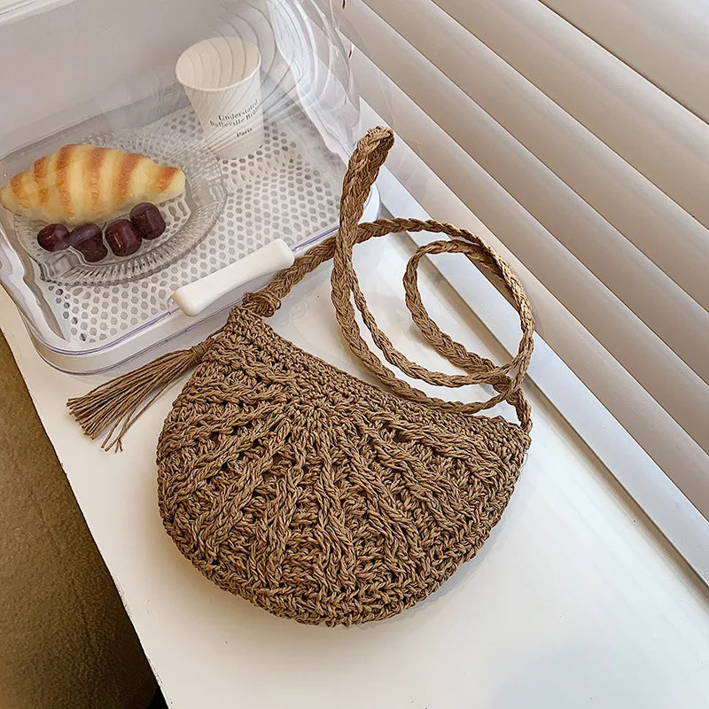 Fashion Semicircle Straw Woven Shoulder Crossbody Bag Travel Small Handbag Ladies Summer Handmade Rattan Tassel Design Beach Bag